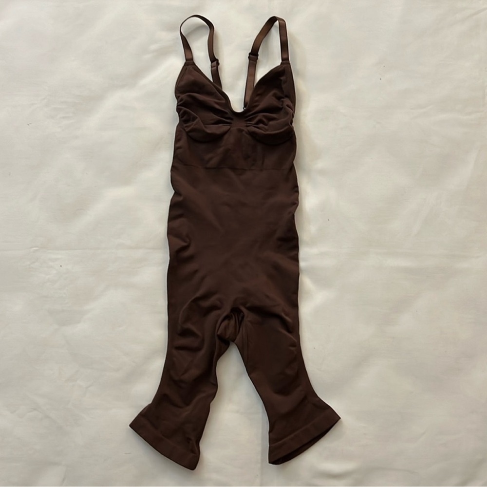 SKIMS SEAMLESS SCULPT MID THIGH BODYSUIT NWOT SIZE M